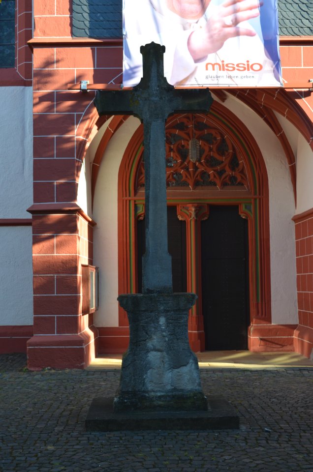 Kirchberg (Hunsrück), Kirchplatz, Kreuz, Rückseite
