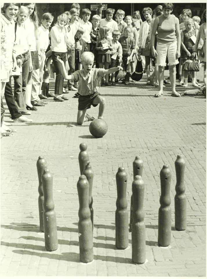 Kinderspelen op de Grote Markt, tijdens de schoolvakanties, NL-HlmNHA 5400467443