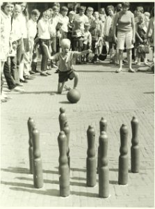 Kinderspelen op de Grote Markt, tijdens de schoolvakanties, NL-HlmNHA 5400467443