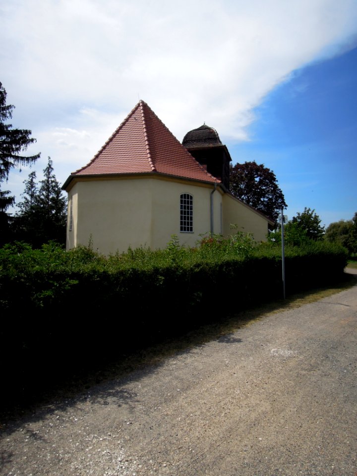 Kirche Bleddin -Ostansicht- im August 2020