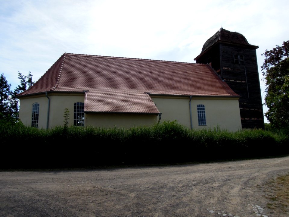 Kirche Bleddin -Nordansicht mit Anbau und Turm bildrechts- im August 2020