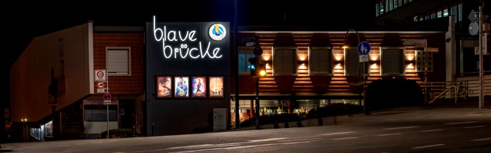 Kino Blaue Brücke in Tübingen bei Nacht