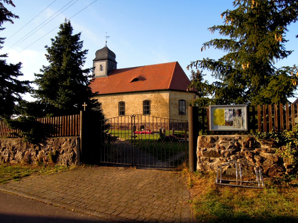 Kirche Grabo bei Straach -Südostansicht mit Zufahrt und Einfriedung straßenseitig- Ende September 2020