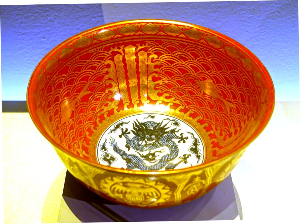 Kinrande-style bowl, Eiraku Hozen, Kyoto, Japan, c. 1830-1850, porcelain, underglaze blue, red enamel, gilding - Montreal Museum of Fine Arts - Montreal, Canada - DSC09523