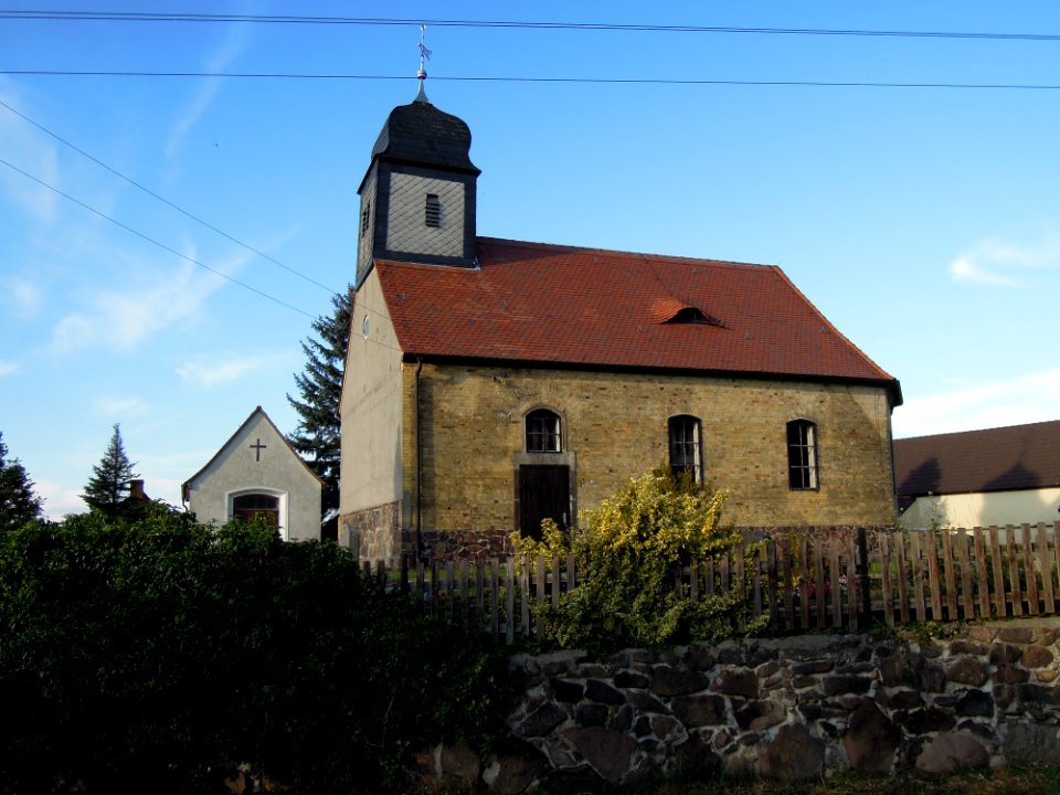 Kirche Grabo bei Straach -Südwestansicht mit Einfriedung auf Stützmauer straßenseitig- Ende September 2020