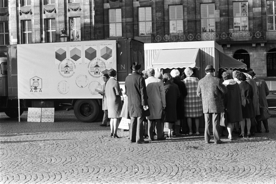 Kinderpostzegelaktie van start op Dam, Amsterdam lange rij voor loketjes, Bestanddeelnr 924-0029