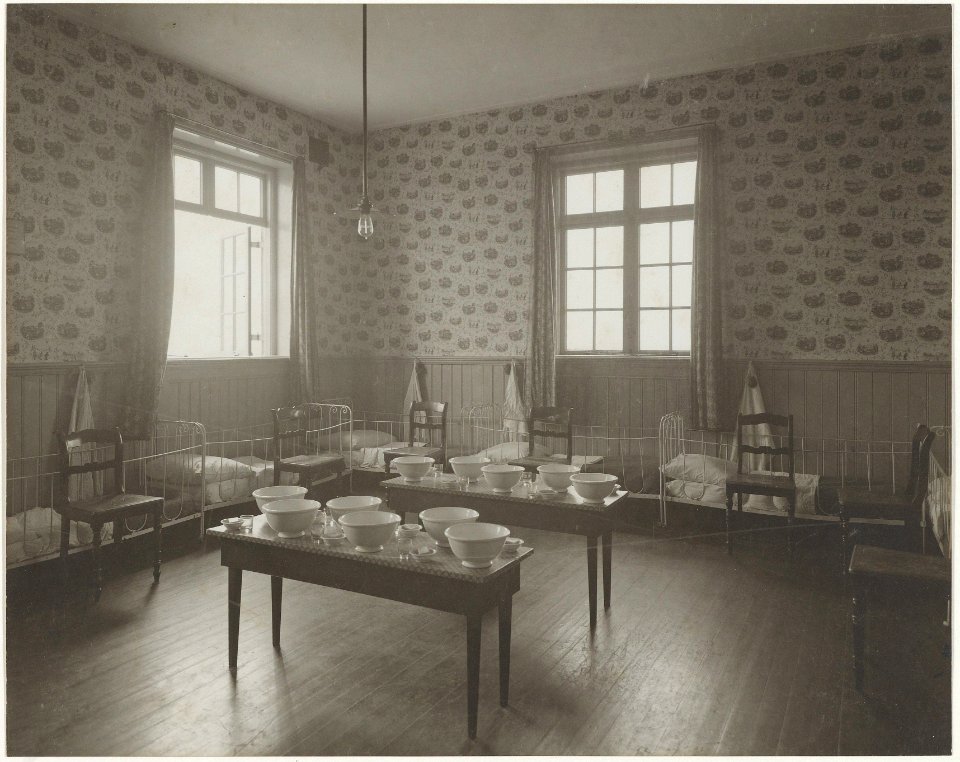 Kinderslaapkamer in het Haarlems Kindertehuis in de Thorbeckestraat, Inventarisnummer NL-HlmNHA 24107