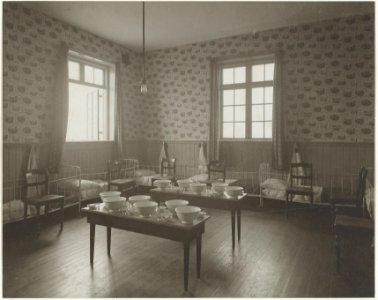 Kinderslaapkamer in het Haarlems Kindertehuis in de Thorbeckestraat, Inventarisnummer NL-HlmNHA 24107