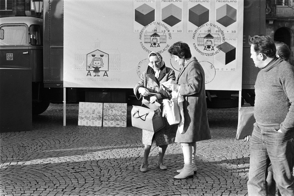 Kinderpostzegelaktie van start op Dam, Amsterdam dames met envelop met eerste a, Bestanddeelnr 924-0028