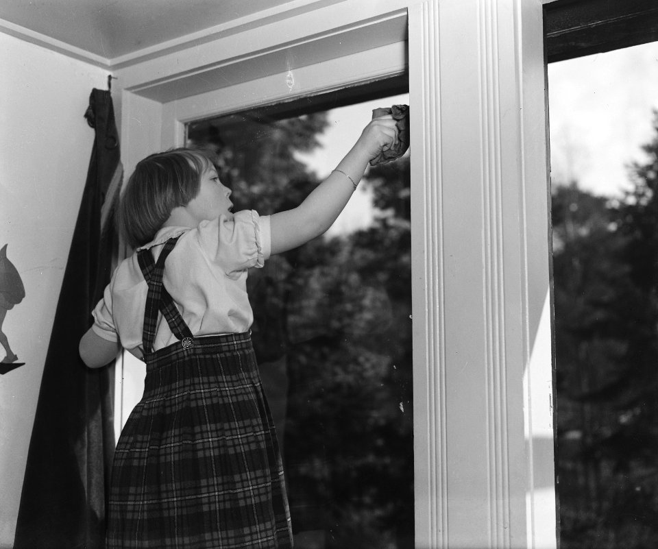 Kindergemeenschap De Werkplaats van Kees Boeke. Prinses Beatrix reinigt een r, Bestanddeelnr 901-5843