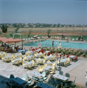 Kirjat Gat Hotel Avia blik op het terras en het openluchtzwembad, Bestanddeelnr 255-9205