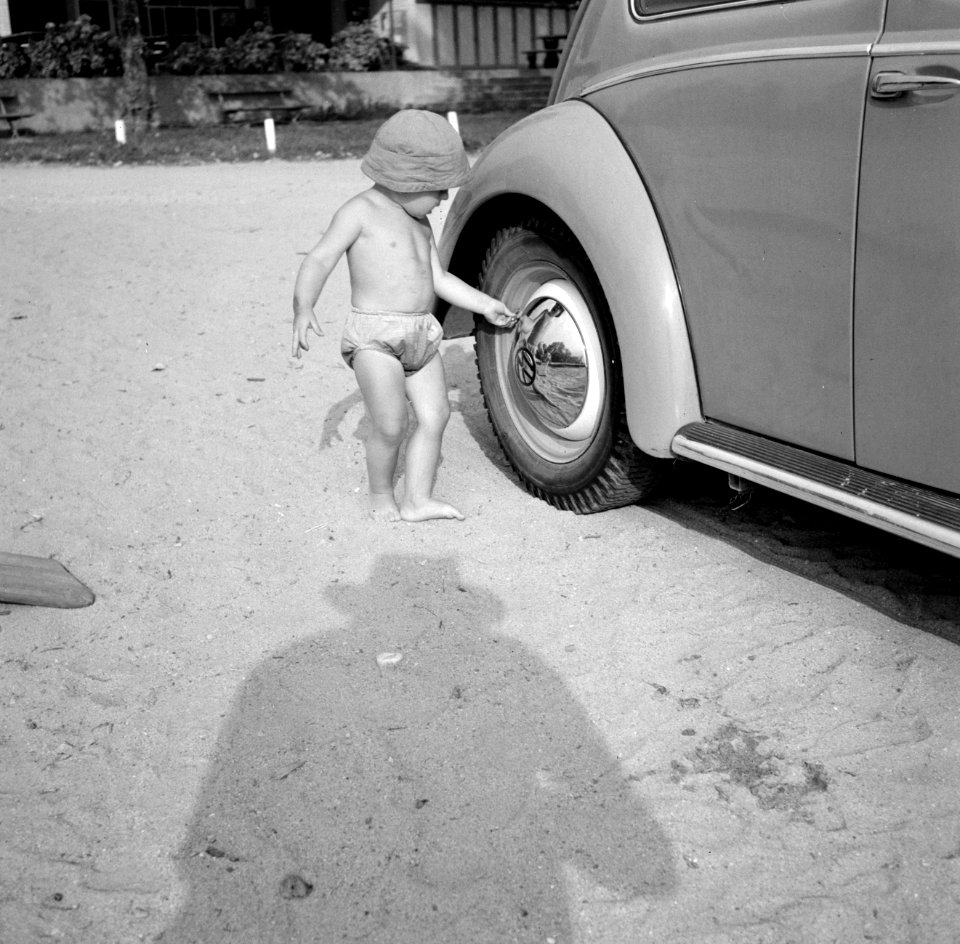 Kindje bij het voorwiel van de auto, Bestanddeelnr 254-4886