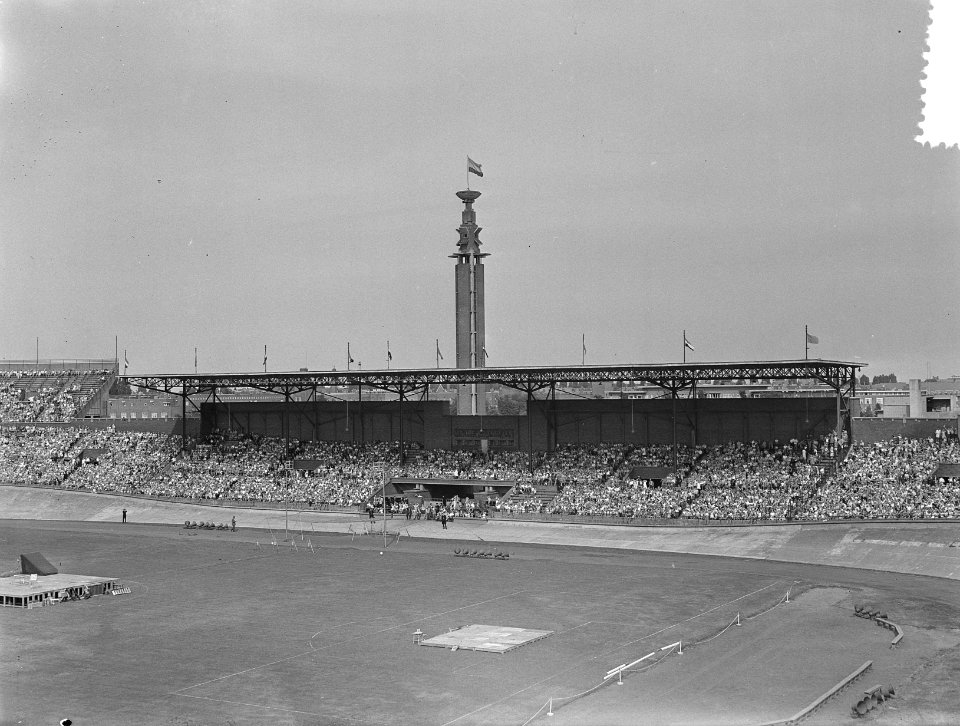Kindervakantiefeest Olympisch Stadion ballonopstijging marathon tribune, Bestanddeelnr 905-8847