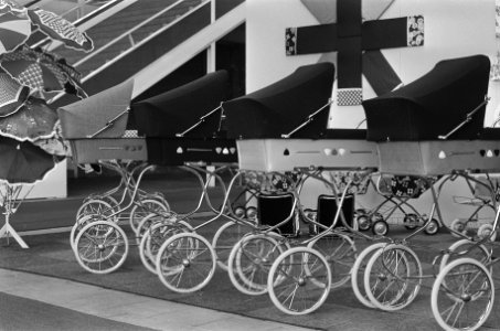 Kinderwagens in een van de stands, Bestanddeelnr 927-0412