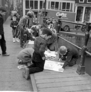 Kindervereniging De Oude Binnenstad houdt tekenwedstrijden Kinderen tekenen , Bestanddeelnr 912-1602