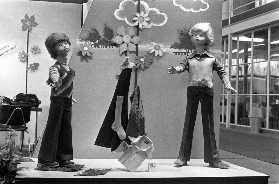 Kinderkleding in een van de stands, Bestanddeelnr 927-0413