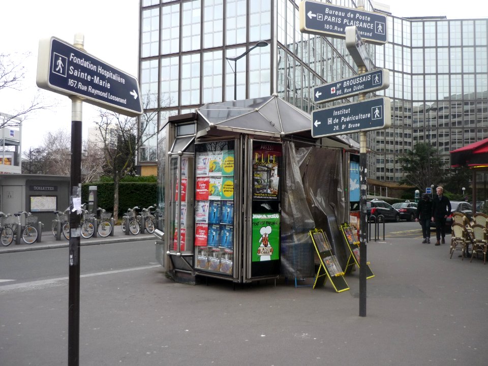 Kiosque à journaux rue Raymond Losserand près de la porte de Vanves - Charlie est affichéP1340363