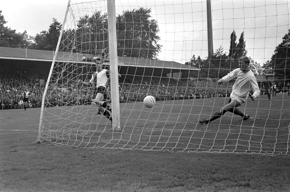 Kindvall scoort 0-1, rechts doelman Pim Doesburg, Bestanddeelnr 921-6429