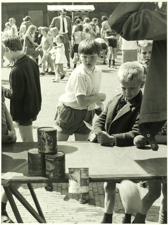Kinderspelen op de Grote Markt, tijdens de schoolvakanties, NL-HlmNHA 5400467444