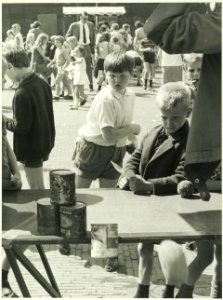 Kinderspelen op de Grote Markt, tijdens de schoolvakanties, NL-HlmNHA 5400467444