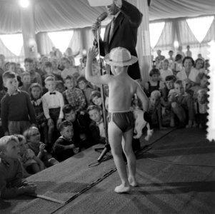 Kindermodeshow Fa Nooy Zandvoort, Bestanddeelnr 908-8608