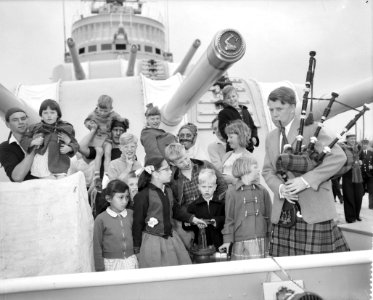 Kinderparty aan boord, van het Engelse oorlogsschip Birmingham te Amsterdam, Bestanddeelnr 909-6273