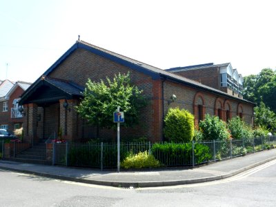 Kingdom Hall of Jehovah's Witnesses, Emlyn Lane, Leatherhead (July 2013) (1)