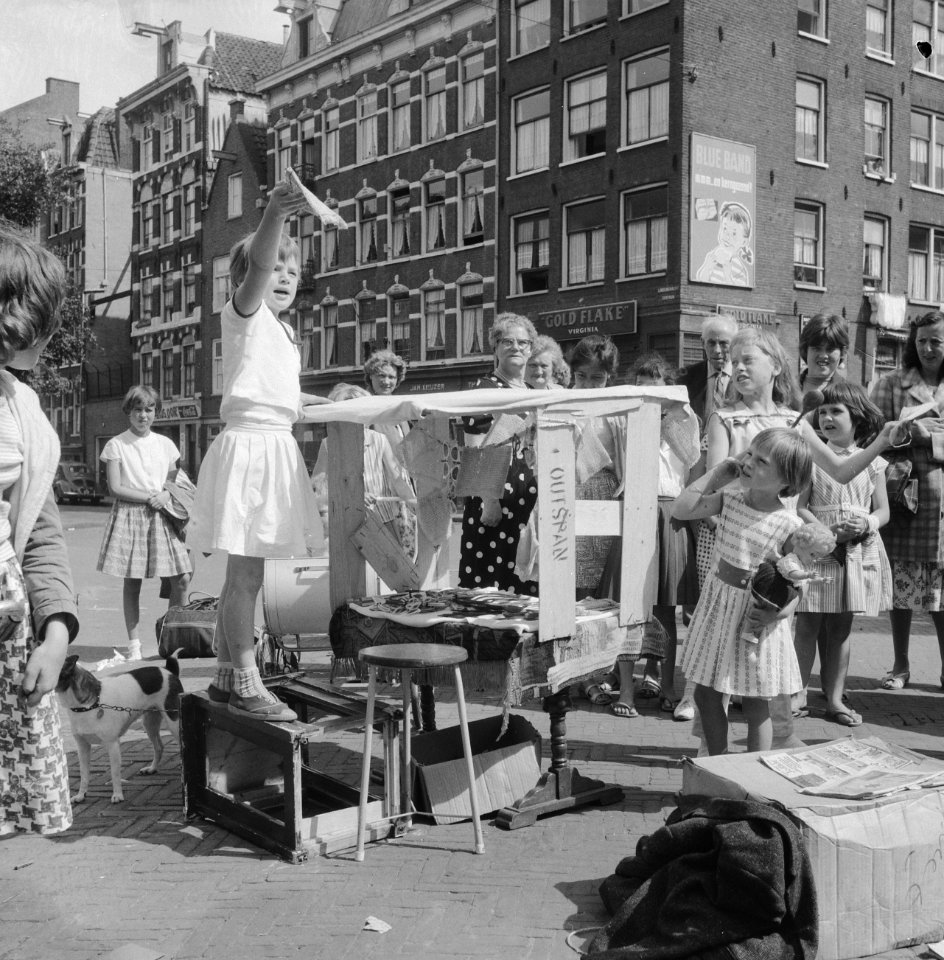 Kindermarkt in de Jordaan, standwerkster met washandjes, Bestanddeelnr 911-4719