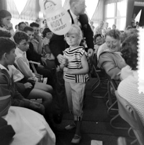 Kindermodeshow Fa Nooy Zandvoort, Bestanddeelnr 908-8611