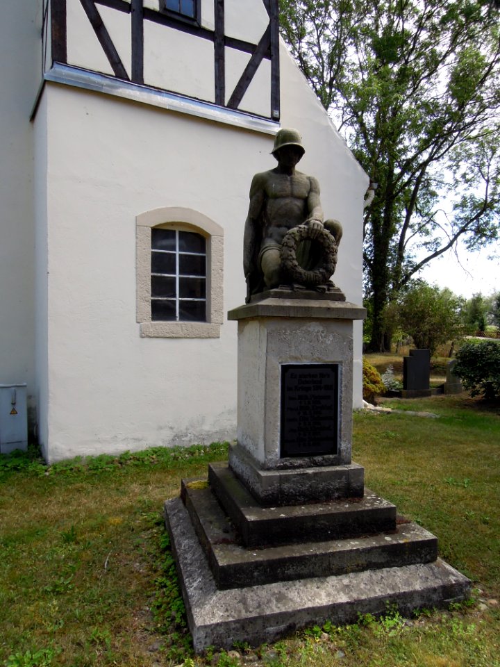 Kirche Bösewig -Gefallenendenkmal Weltkrieg 1914-1918- im August 2020