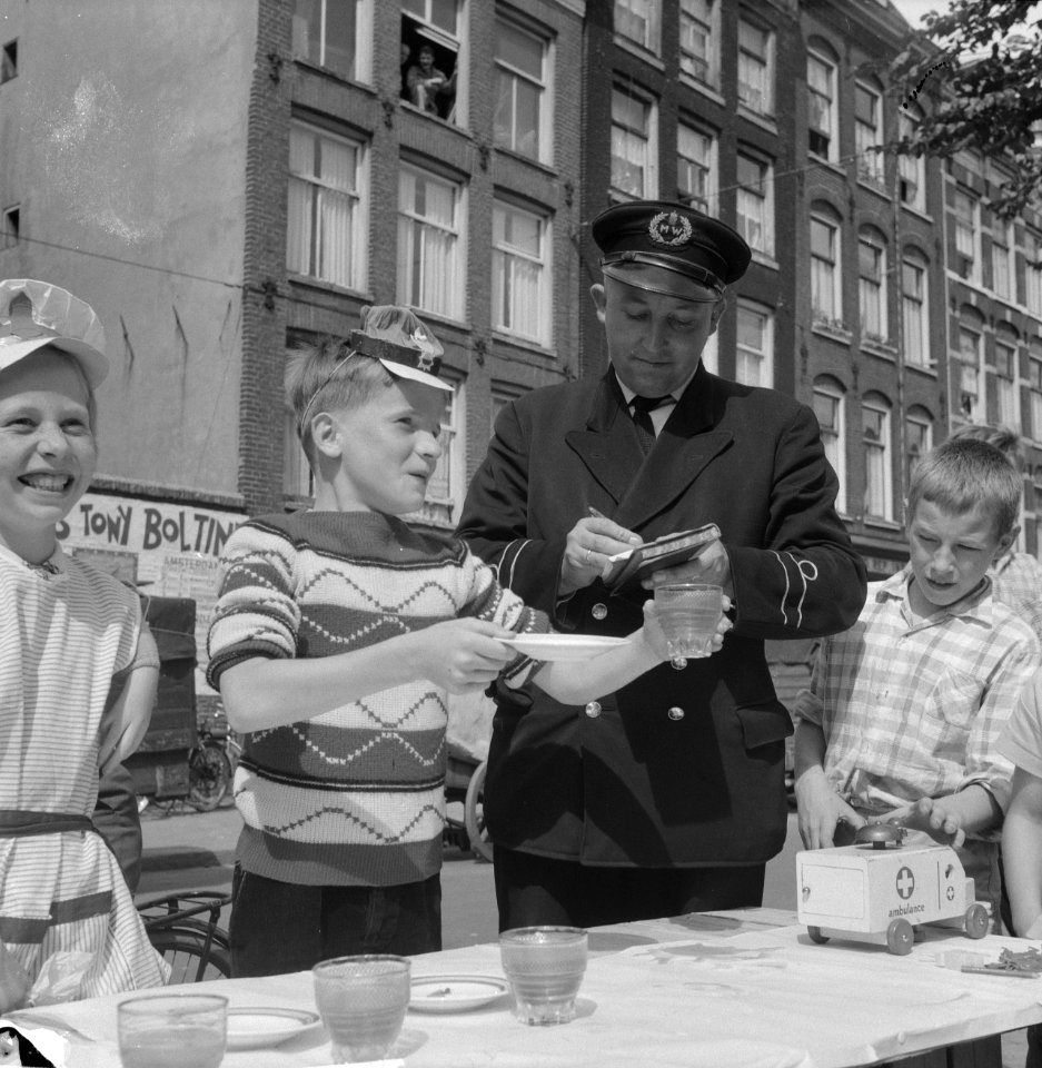 Kindermarkt in de Jordaan, de marktmeester, Bestanddeelnr 911-4716