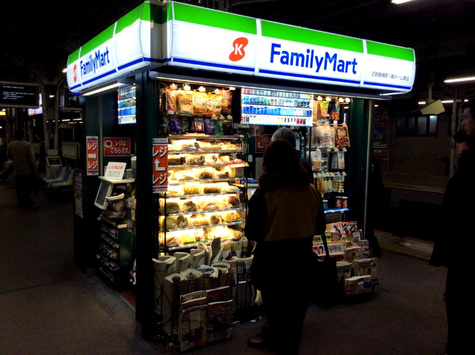 Kintetsu-eki-fami at the east of Tsuruhashi station No.1 platform store