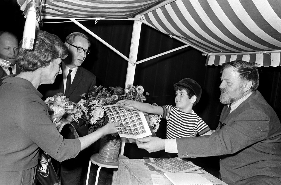 Kinderpostzegels in de verkoop Mevrouw Samkalden koopt de zegels van Dikkertje , Bestanddeelnr 920-8387