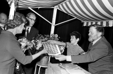 Kinderpostzegels in de verkoop Mevrouw Samkalden koopt de zegels van Dikkertje , Bestanddeelnr 920-8387