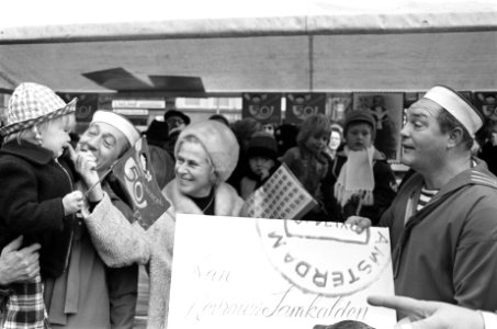 Kinderpostzegelactie op Dam in Amsterdam van start gegaan mevrouw Samkalden met , Bestanddeelnr 927-5762