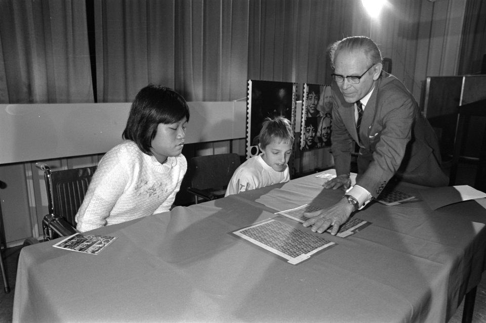 Kinderpostzegels, leerlingen, revalidatiecentra, politici, Bestanddeelnr 931-7958