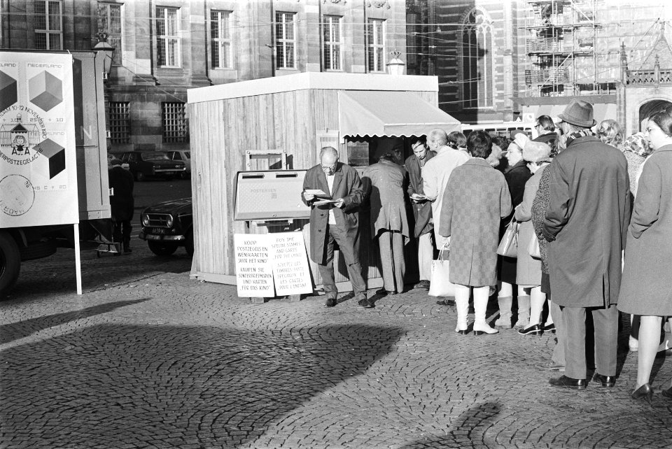 Kinderpostzegelaktie van start op Dam, Amsterdam lange rij voor loketjes, Bestanddeelnr 924-0030