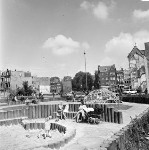 Kinderspeelplaats in Jodenbreestraat in Amsterdam, Bestanddeelnr 926-4271