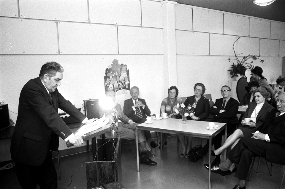 Kinderhartenfonds reikt prijs uit aan Cas Brugman in Den Haag overzicht bijeen, Bestanddeelnr 927-8538
