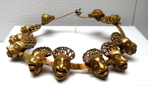 King's choker with men's heads, brass - Ethnological Museum, Berlin - DSC02271