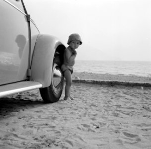 Kindje achter het voorwiel van de auto, Bestanddeelnr 254-4888 photo