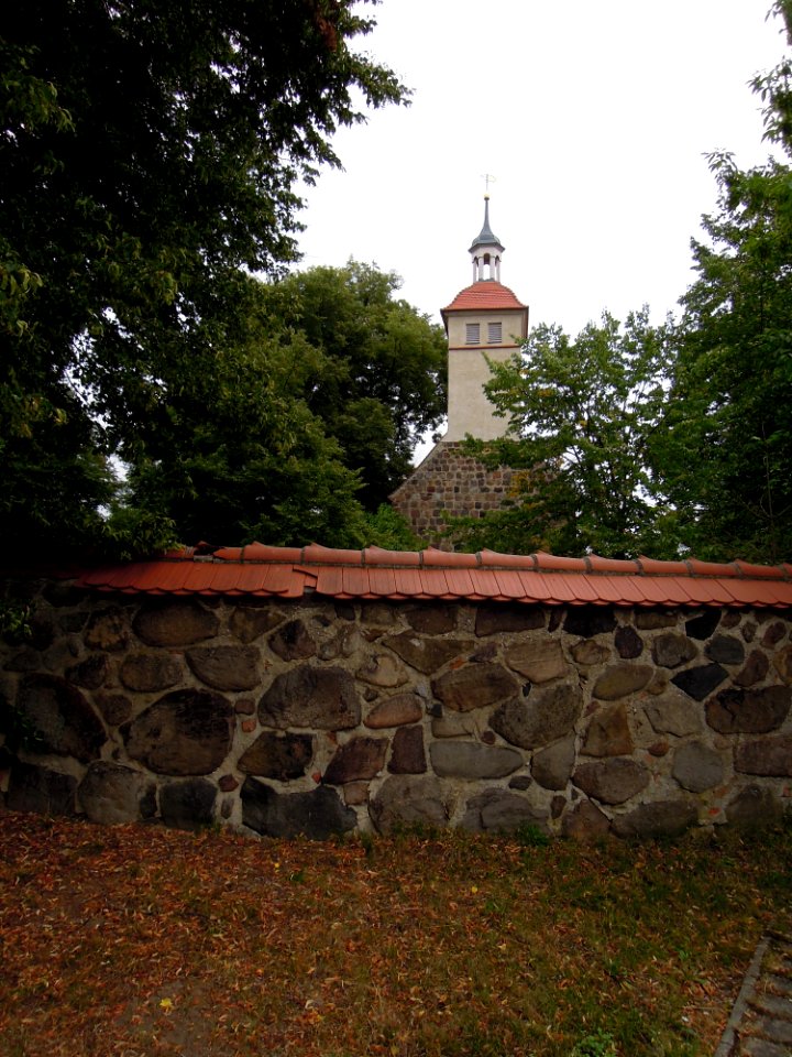 Kirche Leetza -Westansicht mit Einfriedung- im August 2020