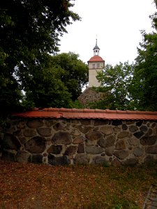 Kirche Leetza -Westansicht mit Einfriedung- im August 2020