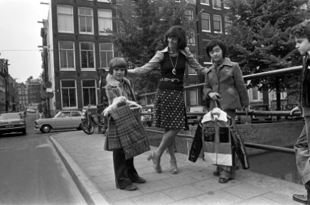 Kindermode van Barbara Farber getoond in Amsterdam, Barbara Farber met twee mode, Bestanddeelnr 926-6463 photo