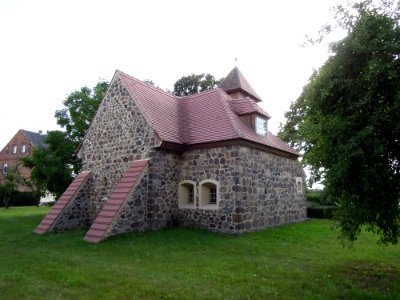 Kirche Kerzendorf -Nordostansicht mit grob saalverdoppelndem Anbau an Langhaus-Nordseite- im August 2020