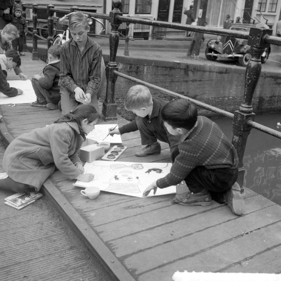Kindervereniging De Oude Binnenstad houdt tekenwedstrijden Kinderen tekenen , Bestanddeelnr 912-1603