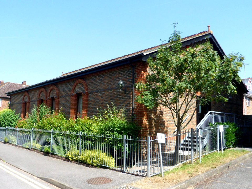 Kingdom Hall of Jehovah's Witnesses, Emlyn Lane, Leatherhead (July 2013) (3)