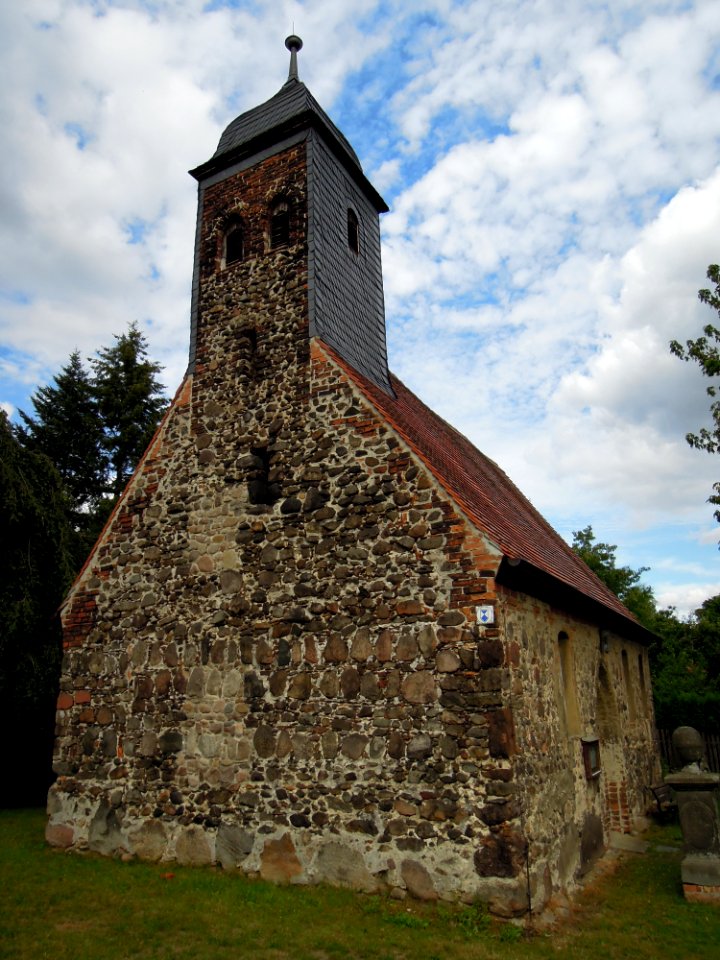 Kirche Reinsdorf -Westsüdwestansicht nah hochkant- August 2020