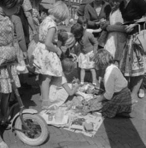 Kindermarkt in de Jordaan, lapjes uitzoeken, Bestanddeelnr 911-4715