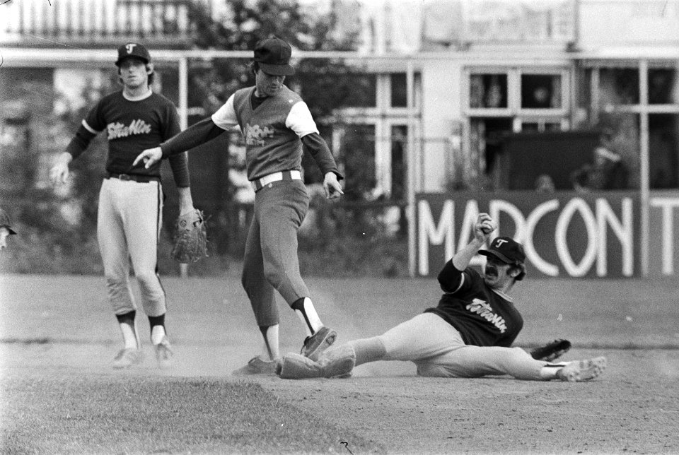 Kinheim tegen Tetranin Nicols (honkbal) Krol (Tetranin (r) vangt liggend Leo Na, Bestanddeelnr 929-2529